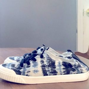 NWOT 7.5 woman’s Tretorn casual tennis shoes